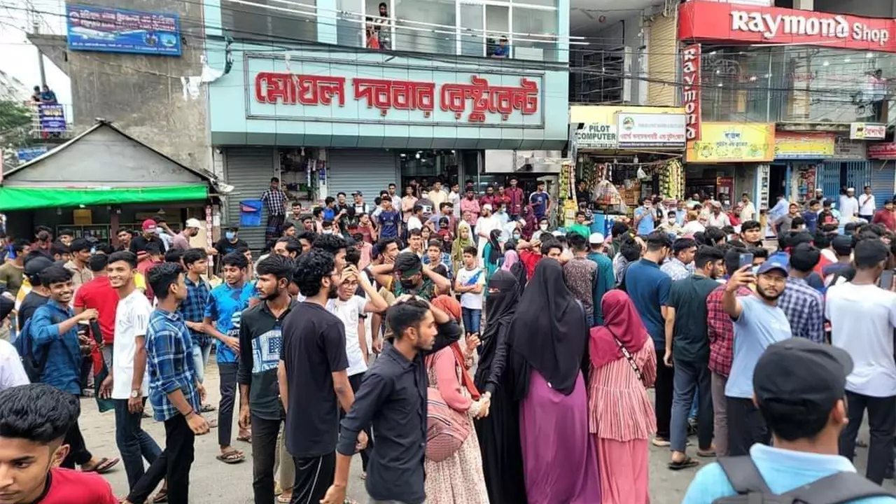 জেলা শহর মাইজদীর পুরাতন বাসস্ট্যান্ডের প্রধান সড়কে অবস্থান নিয়ে কর্মসূচি পালন করছে শিক্ষার্থীরা। ছবি : কালবেলা