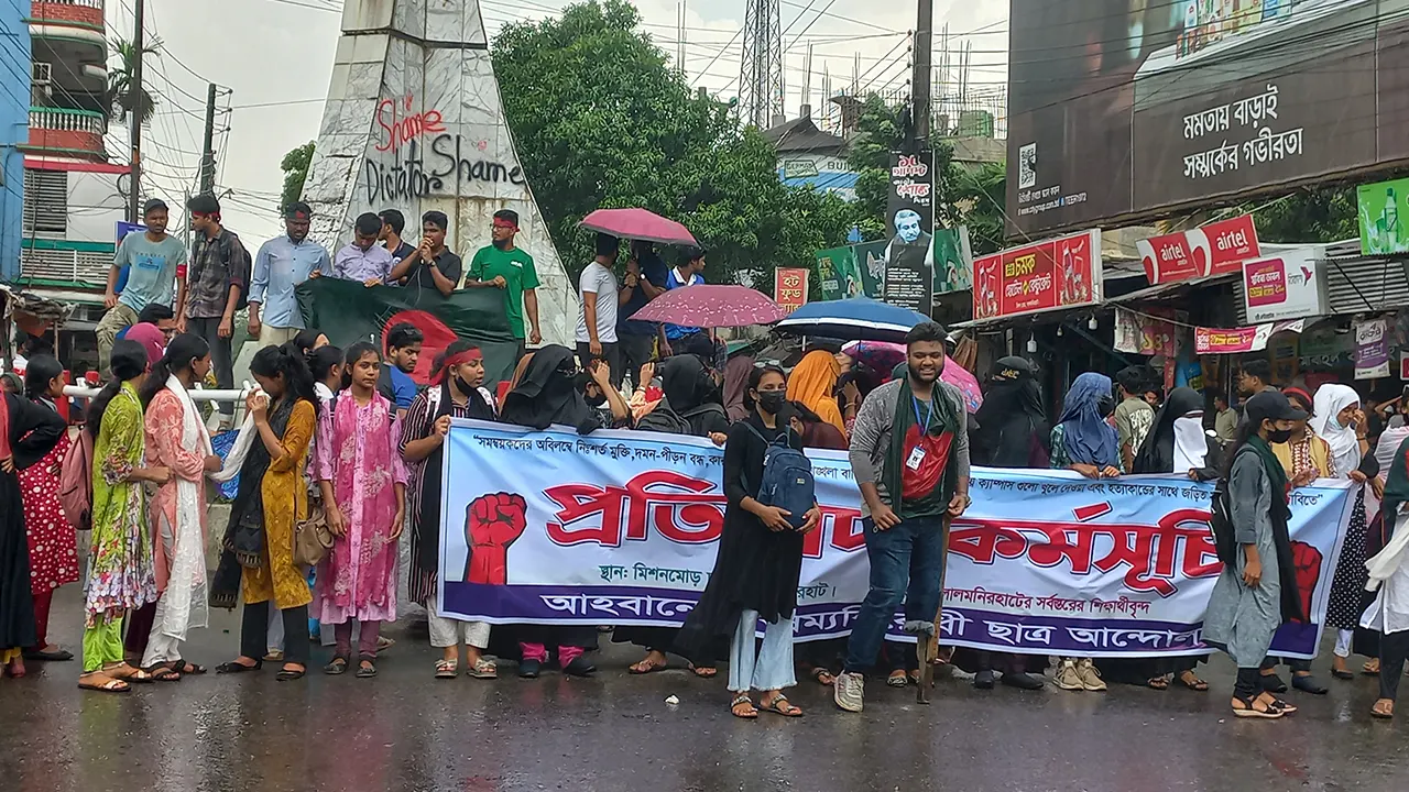বৃষ্টিতে ভিজে সড়ক অবরোধ করে লালমনিরহাটে শিক্ষার্থীদের আন্দোলন। ছবি : কালবেলা