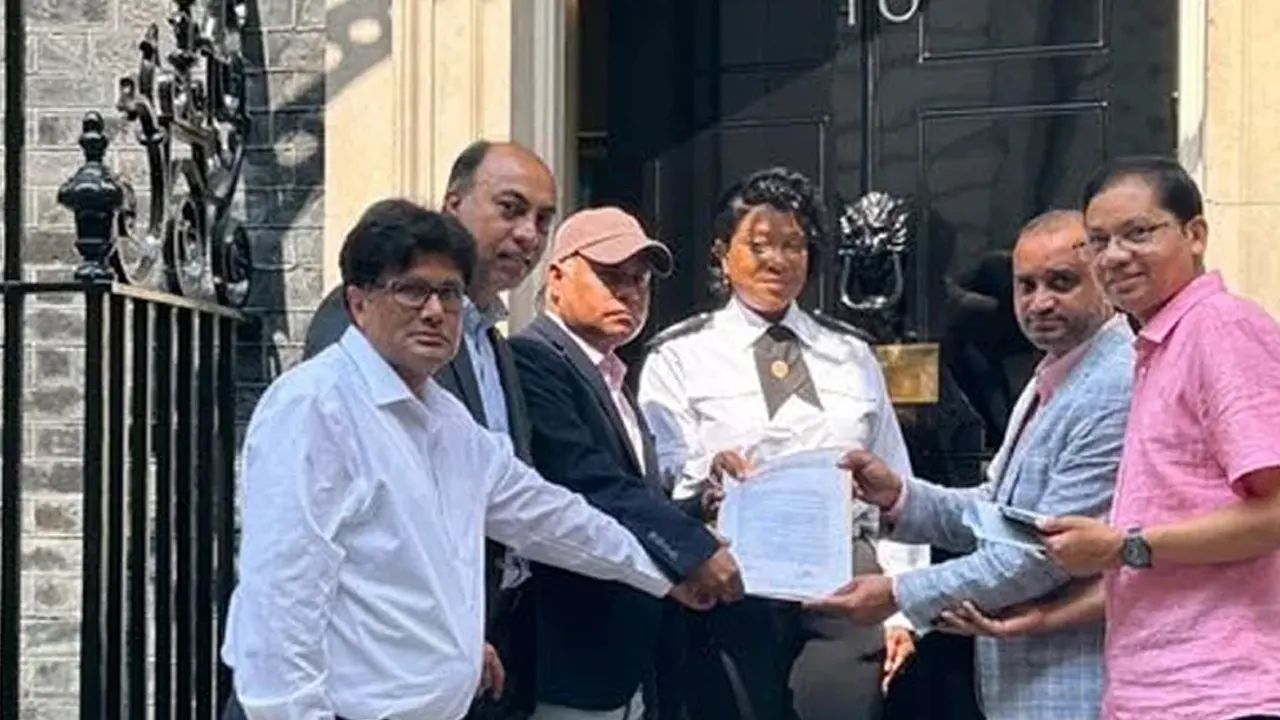 ব্রিটিশ সরকারের এক কর্মকর্তার হাতে স্মারকলিপি দিচ্ছেন যুক্তরাজ্য বঙ্গবন্ধু লেখক সাংবাদিক ফোরামের সদস্যরা। ছবি : সংগৃহীত