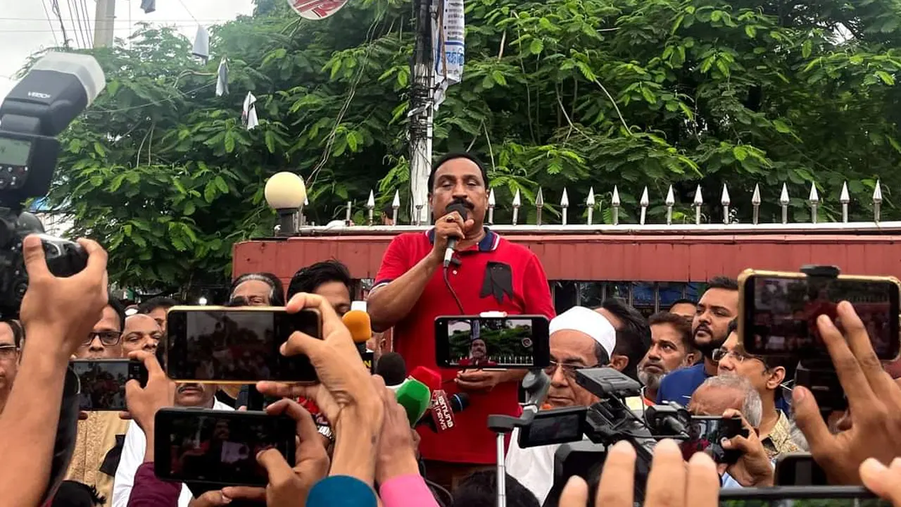 ফেনী জেলা আওয়ামী লীগের আয়োজনে ১৫ আগস্ট বঙ্গবন্ধু ও তার সপরিবারে নিহতদের স্মরণে শোক সমবেশে বক্তব্য রাখেন নিজাম উদ্দিন হাজারী। ছবি : কালবেলা