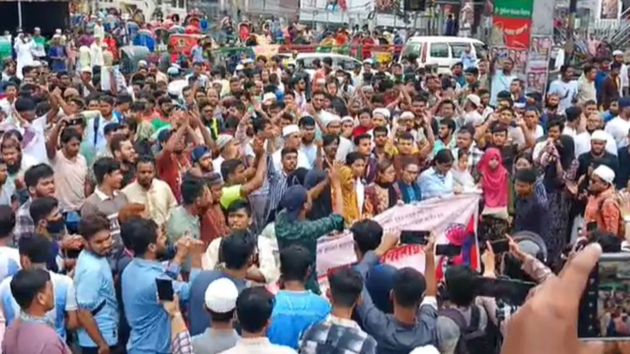 সায়েন্স ল্যাবে আন্দোলনকারীদের বিক্ষোভ। ছবি : সংগৃহীত