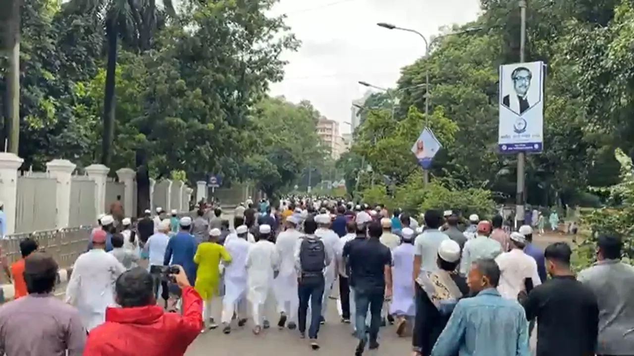 বায়তুল মোকাররমের সামনে থেকে শুরু হওয়া গণমিছিল। ছবি : সংগৃহীত