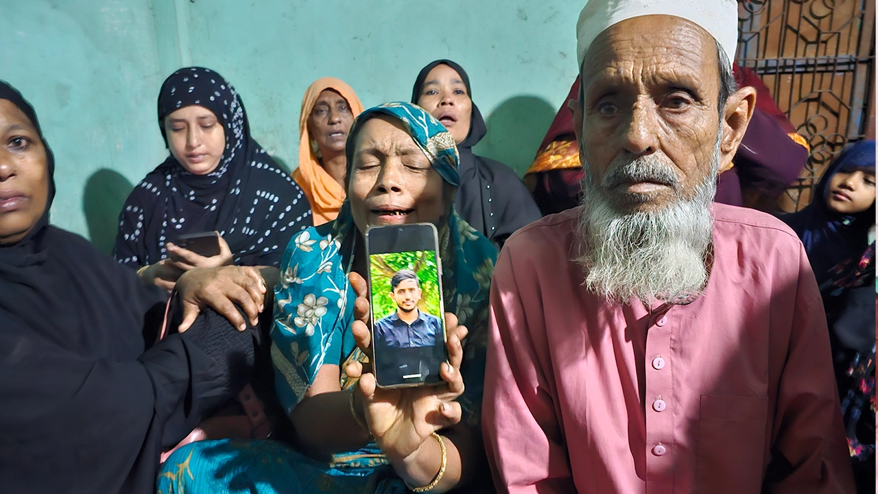 নিহত ফয়সালের ছবি নিয়ে পরিবারের আহাজারি। ছবি : কালবেলা