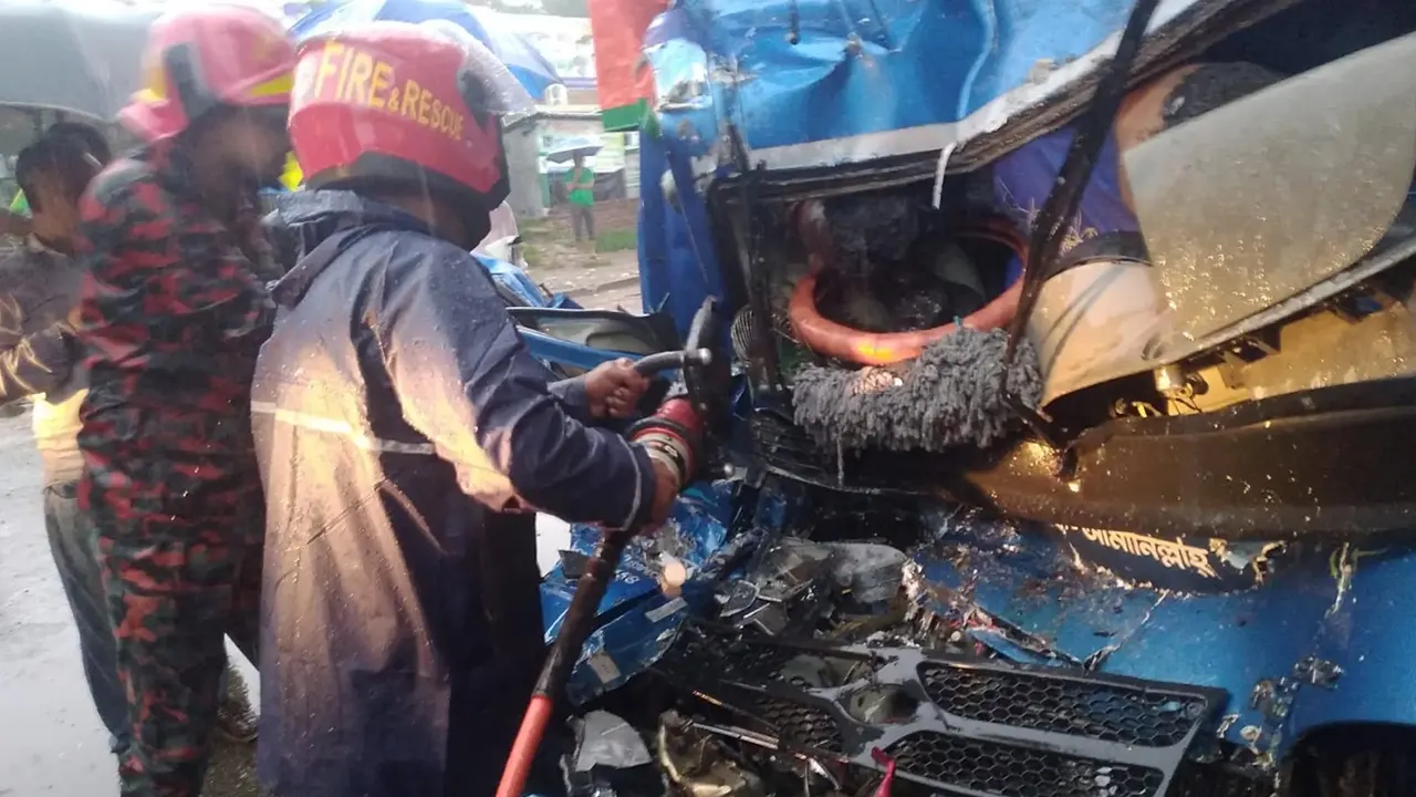 বরিশালের গৌরনদীতে কাভার্ডভ্যান-পিকআপের মুখোমুখি সংঘর্ষে দুর্ঘটনাকবলিত যান। ছবি : কালবেলা