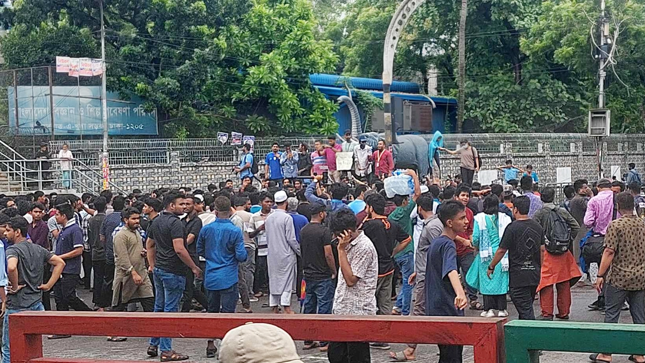 রাজধানীর সায়েন্স ল্যাব মোড়ে অবস্থান নিয়েছেন শিক্ষার্থীরা। ছবি : কালবেলা