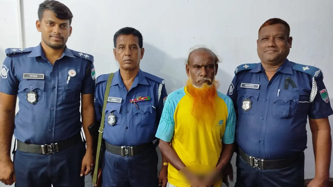 বাগেরহাটের কচুয়ায় তিন শিশুকে নির্যাতন মামলায় আজাহার আলী মোল্লা নামে এক বৃদ্ধকে গ্রেপ্তার। ছবি : কালবেলা