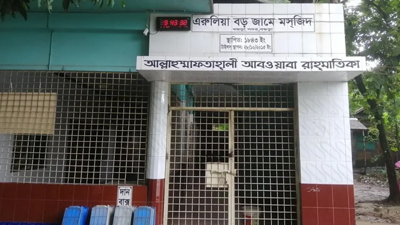 মসজিদে আশ্রয় নেওয়া যুবককে কুপিয়ে হত্যা