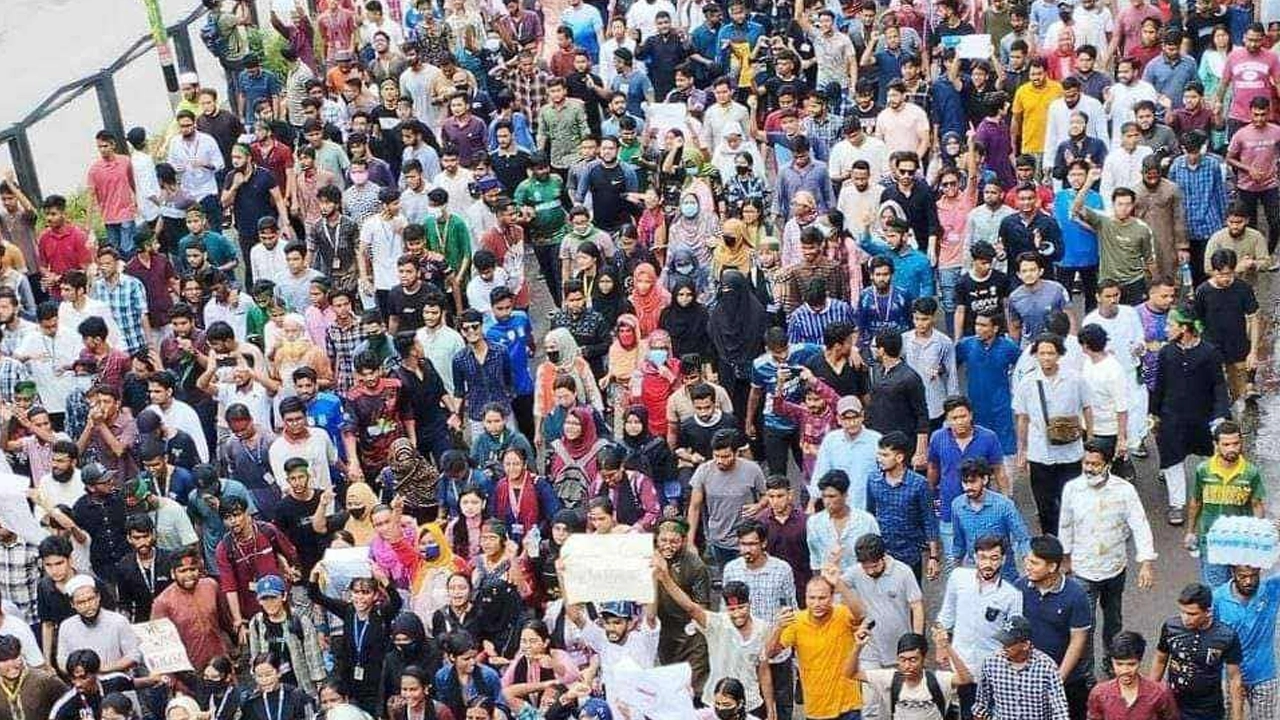 আন্দোলনকারীদের গণমিছিল। ছবি : কালবেলা