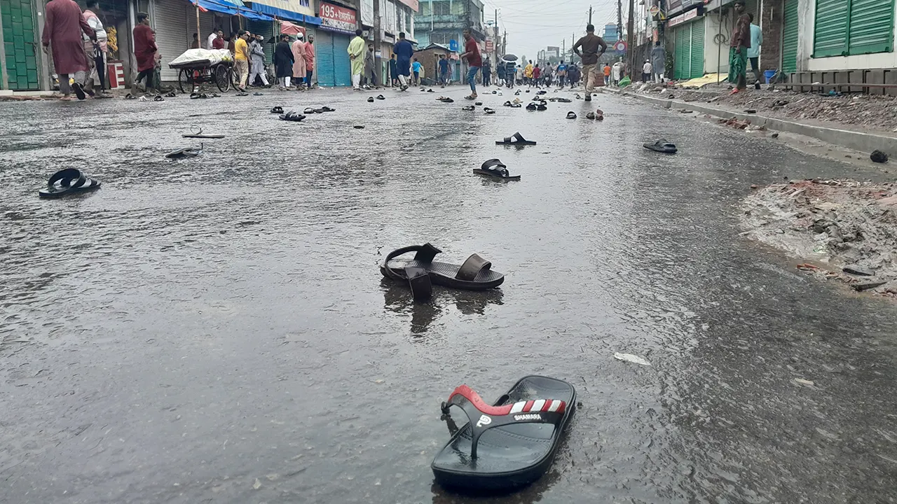 লক্ষ্মীপুরে শিক্ষার্থীদের সঙ্গে ধাওয়া-পাল্টাধাওয়ার পর সড়কে এভাবে জুতা পড়ে থাকতে দেখা যায়। ছবি : কালবেলা
