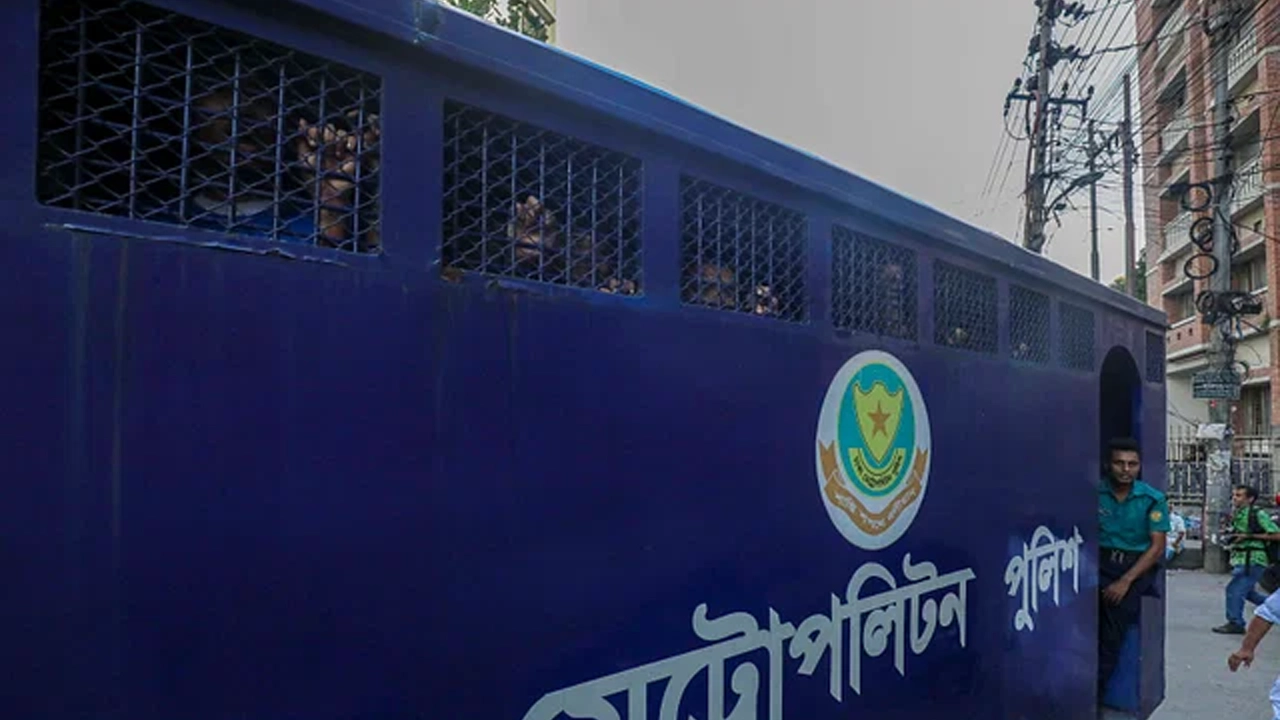 প্রিজন ভ্যানে কোটা আন্দোলন ঘিরে গ্রেপ্তার কয়েকজন ব্যক্তি। ছবি : সংগৃহীত