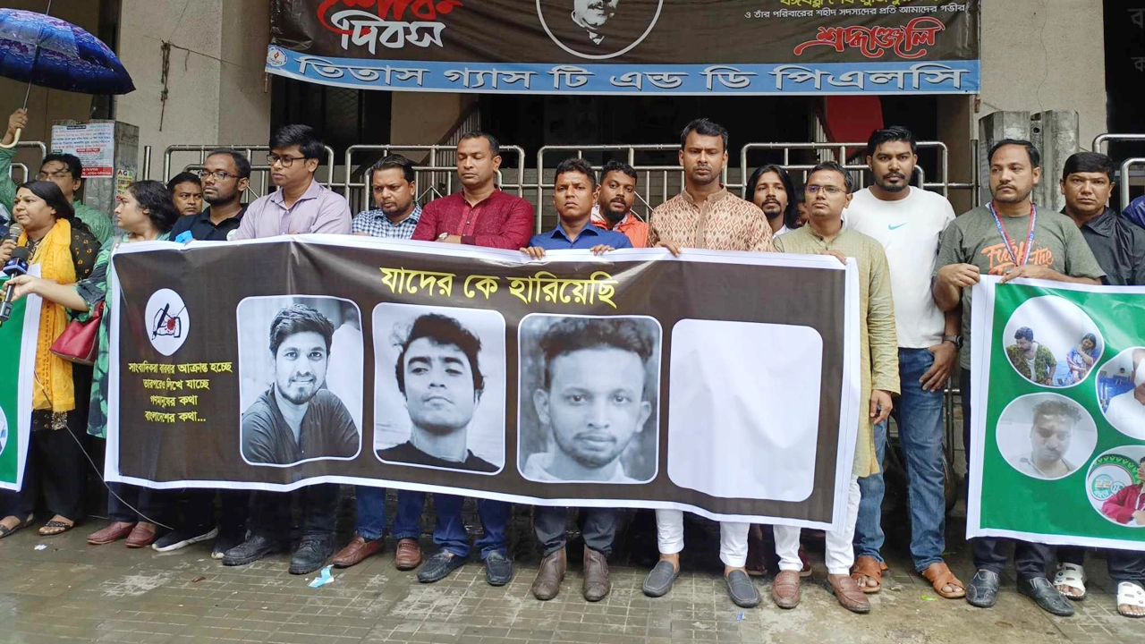 রাজধানীর কারওয়ান বাজার মোড়ে ‘গণমাধ্যম কর্মীদের নিরাপত্তার দাবি’তে মানববন্ধন করেছেন সাধারণ সাংবাদিকরা। ছবি : কালবেলা