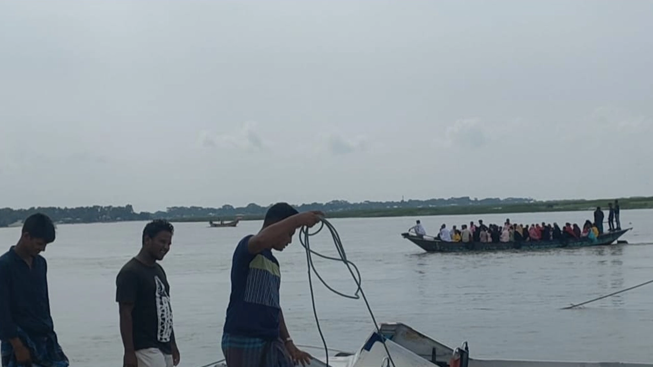 ট্রলার ডুবিতে নিখোঁঁজদের উদ্ধারে কাজ করছে। ছবি : কালবেলা