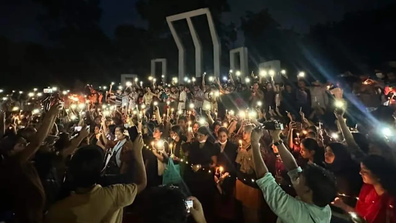 দিনাজপুরে আলো জ্বালিয়ে শিক্ষার্থীদের প্রতিবাদ সমাবেশ। ছবি : কালবেলা