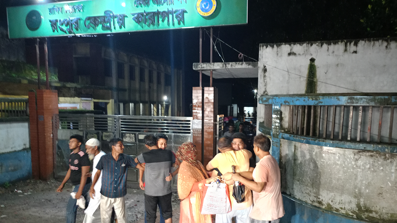 মুক্তি পেয়ে অভিভাবকদের জড়িয়ে ধরেন কিশোররা। ছবি : কালবেলা