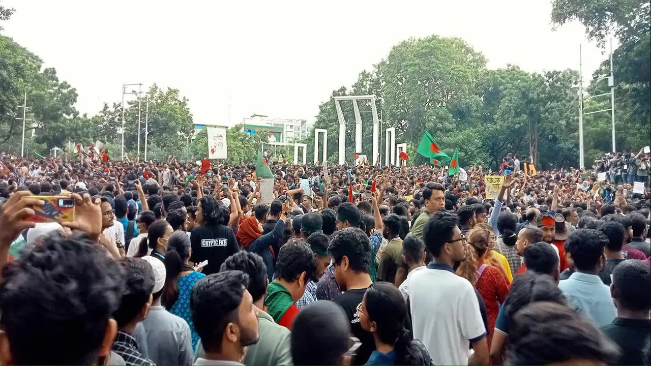 রাজধানীর কেন্দ্রীয় শহীদ মিনার জনস্রোতে পরিণত হয়েছে। ছবি : মো. জাফর