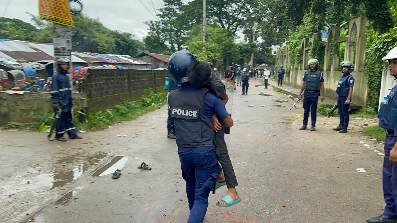 আহত শিশুকে হাসপাতালে নিয়ে যাচ্ছে পুলিশ। ছবি : কালবেলা