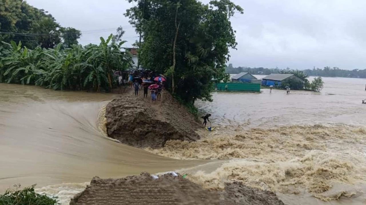 বাঁধ ভেঙে পানি ঢুকছে। ছবি : কালবেলা