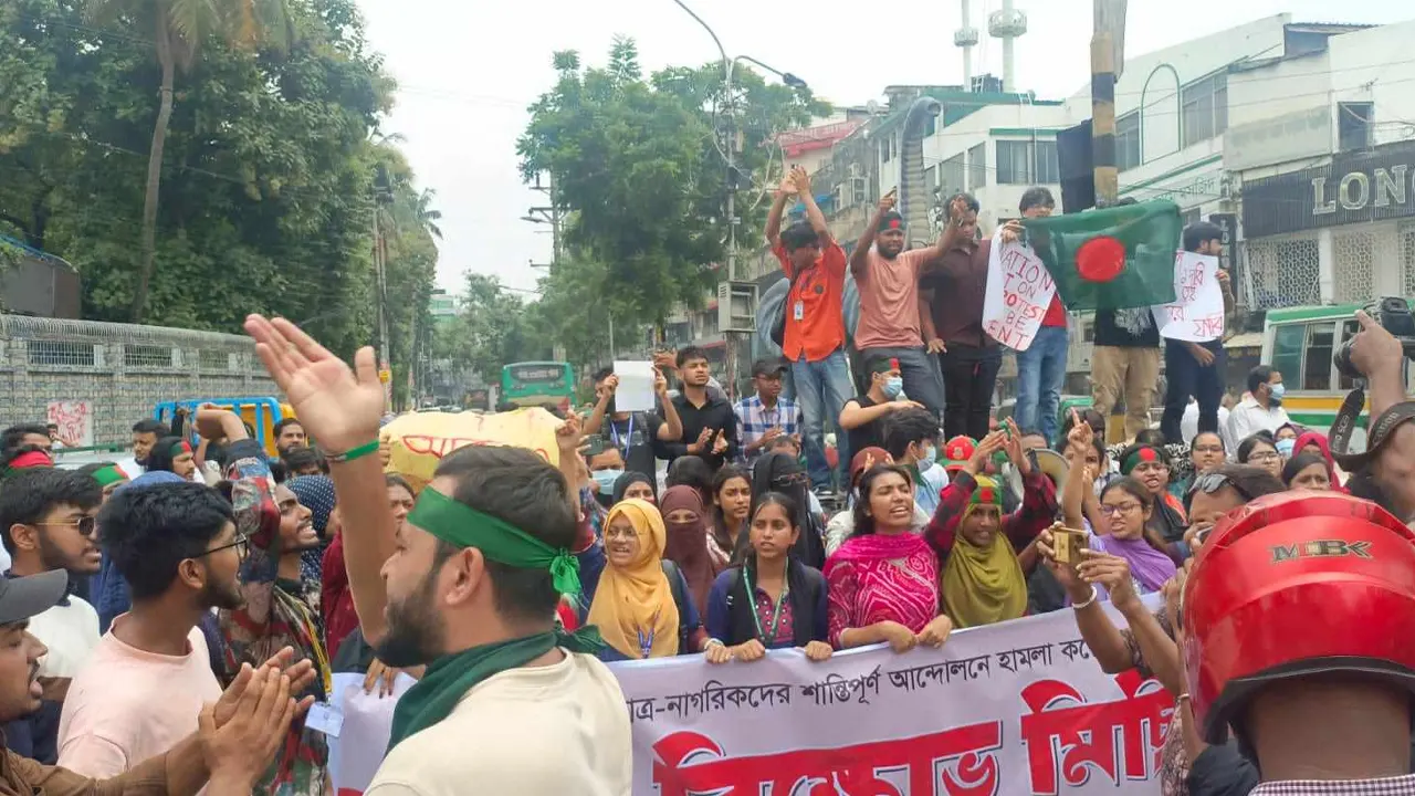 সায়েন্স ল্যাবে আন্দোলনকারীদের বিক্ষোভ। ছবি : কালবেলা