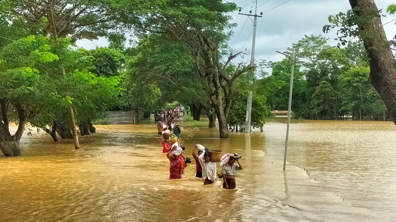নিরাপদ আশ্রয়কেন্দ্রে যাচ্ছেন বন্যাকবলিতরা। ছবি : কালবেলা