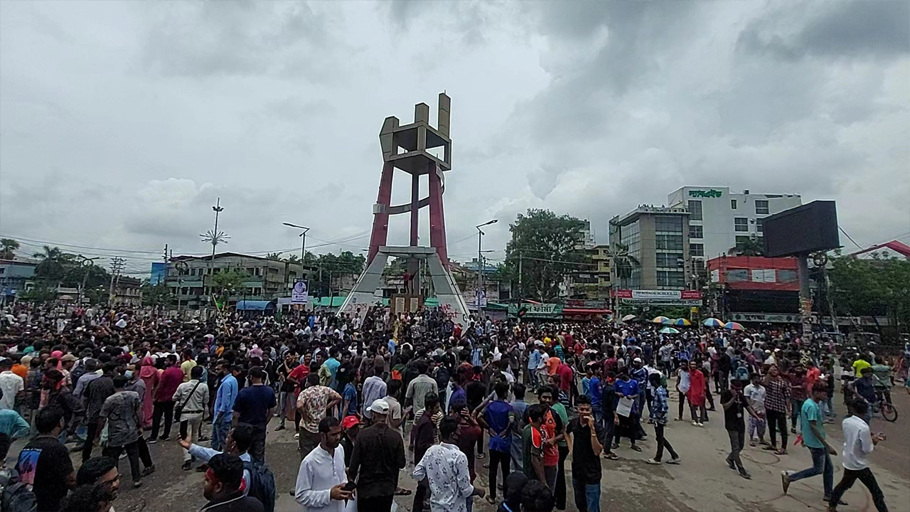 নারায়ণগঞ্জের শহরের প্রাণকেন্দ্র চাষাঢ়ায় মিছিল নিয়ে জমায়েত শুরু করে শিক্ষার্থীরা। ছবি : কালবেলা