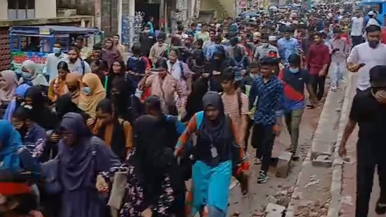 চাঁদপুর শহরে সড়ক অবরোধ করে কয়েকশ শিক্ষার্থীরা বিক্ষোভ করেছেন। ছবি : কালবেলা