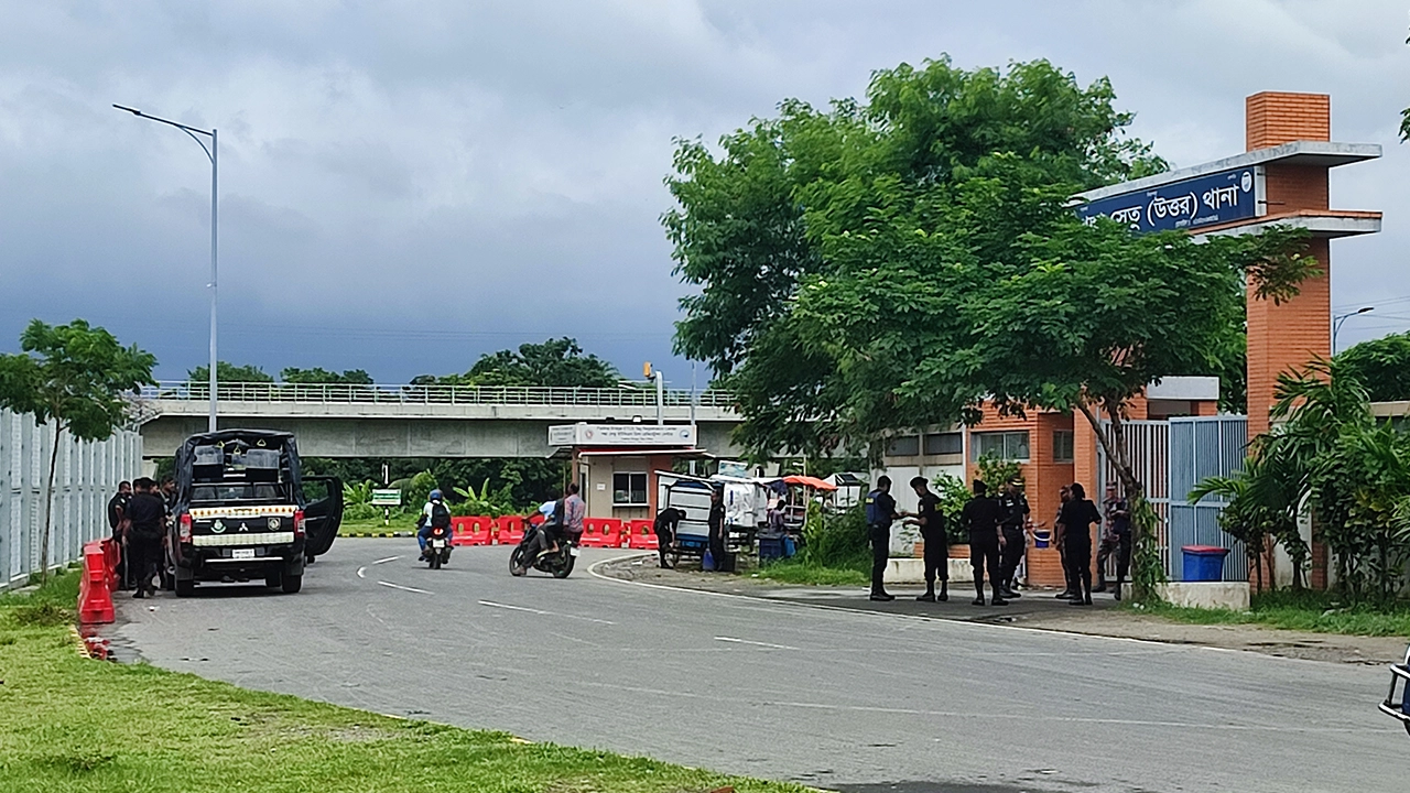 পদ্মা সেতু এলাকায় আইনশৃঙ্খলা রক্ষাকারী বাহিনীর বাড়তি নিরাপত্তা। ছবি : কালবেলা