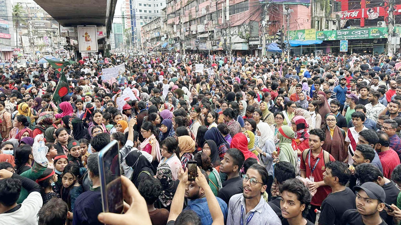 রাজধানীর শান্তিনগর মোড়ে বিক্ষোভ করছে শিক্ষার্থীরা। ছবি : কালবেলা