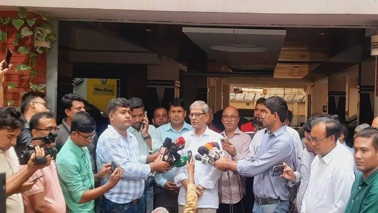 সাংবাদিকদের ব্রিফিংকালে মির্জা ফখরুল ইসলাম আলমগীর। ছবি : কালবেলা