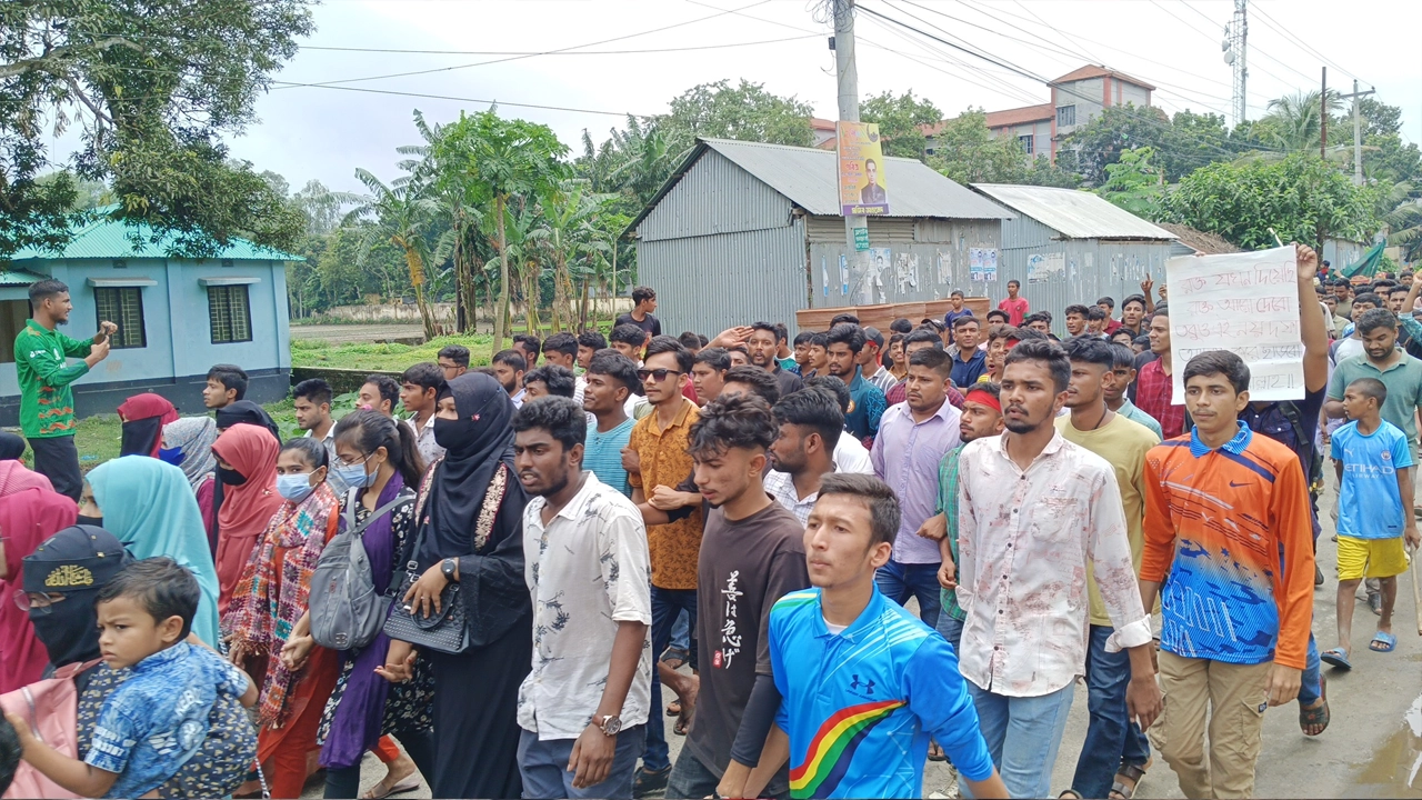 বৈষম্যবিরোধী ছাত্র আন্দোলনে বিক্ষোভ মিছিল করেন আন্দোলনকারীরা। ছবি : কালবেলা
