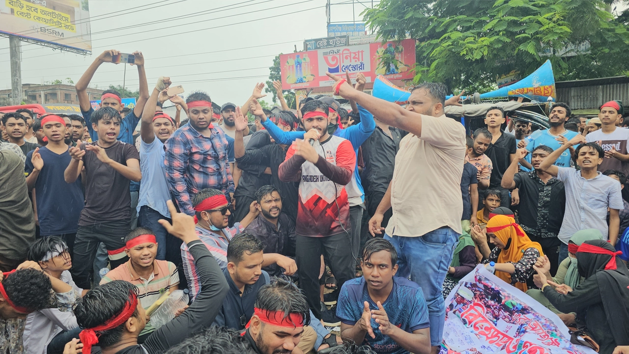 সড়কে অবস্থান করে বৈষম্যবিরোধী ছাত্র আন্দোলনকারীদের বিক্ষোভ। ছবি : কালবেলা