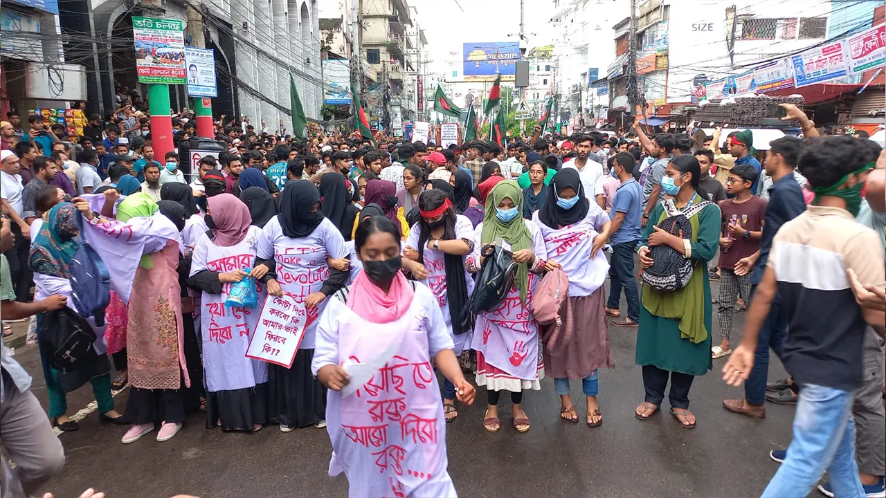 ফেনীতে শিক্ষার্থীদের গণমিছিল। ছবি : কালবেলা