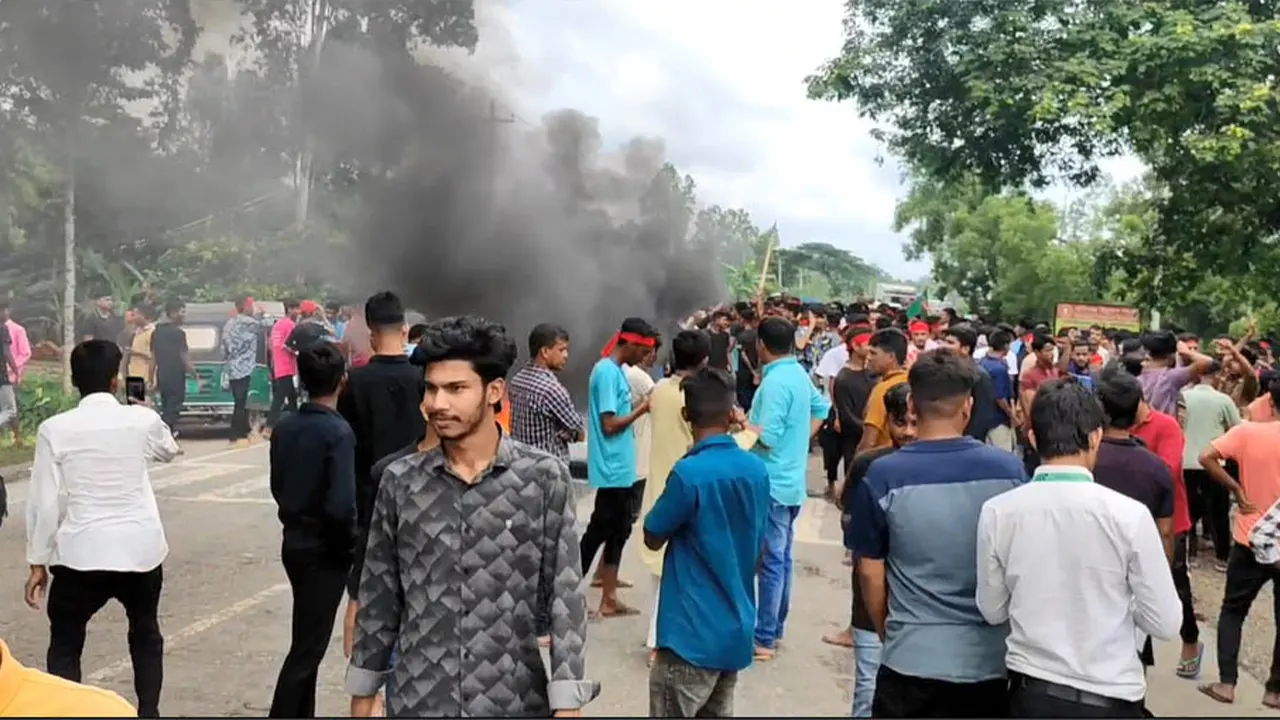 হবিগঞ্জে কোটা আন্দোলনকারীদের টায়ার জ্বালিয়ে বিক্ষোভ। ছবি : কালবেলা