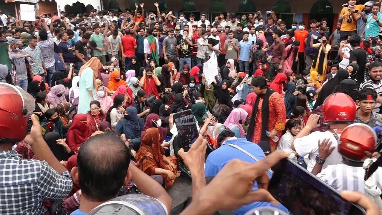কুষ্টিয়ায় আন্দোলনকারীদের বিক্ষোভ। ছবি : কালবেলা
