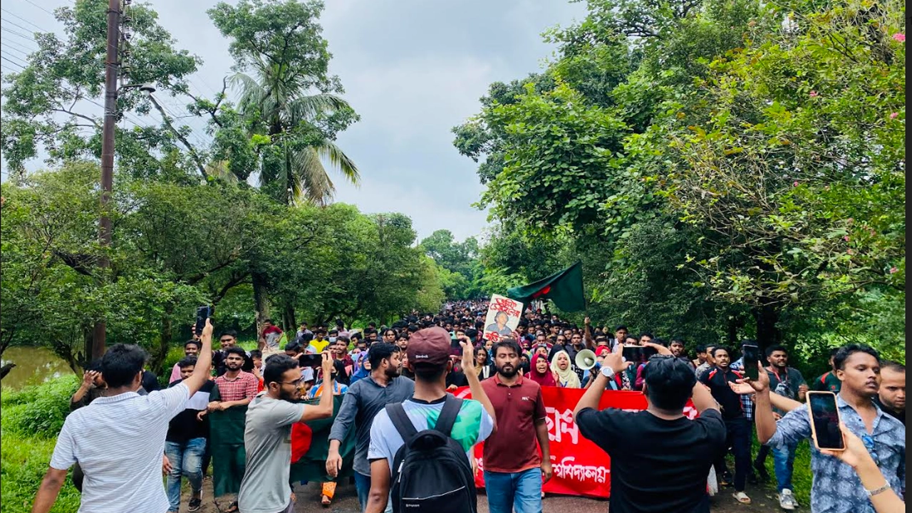 বিক্ষোভ মিছিলে আন্দোলনকারী ও শিক্ষকরা। ছবি : কালবেলা
