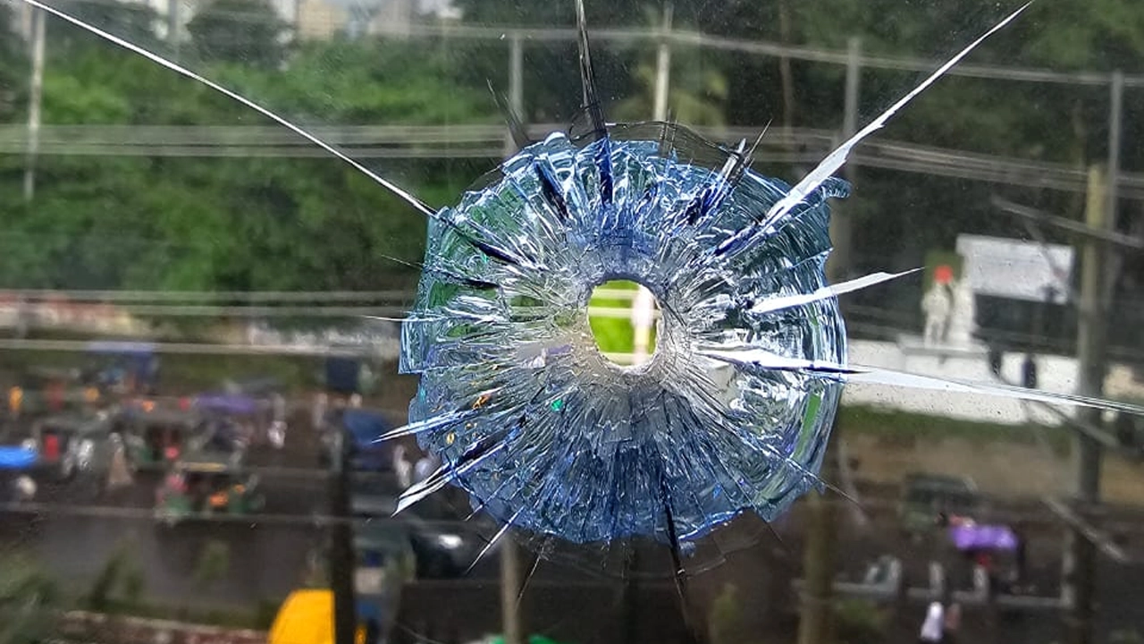 গুলি লেগে সুধারাম থানার জানালা ভেঙে গেছে। ছবি : কালবেলা