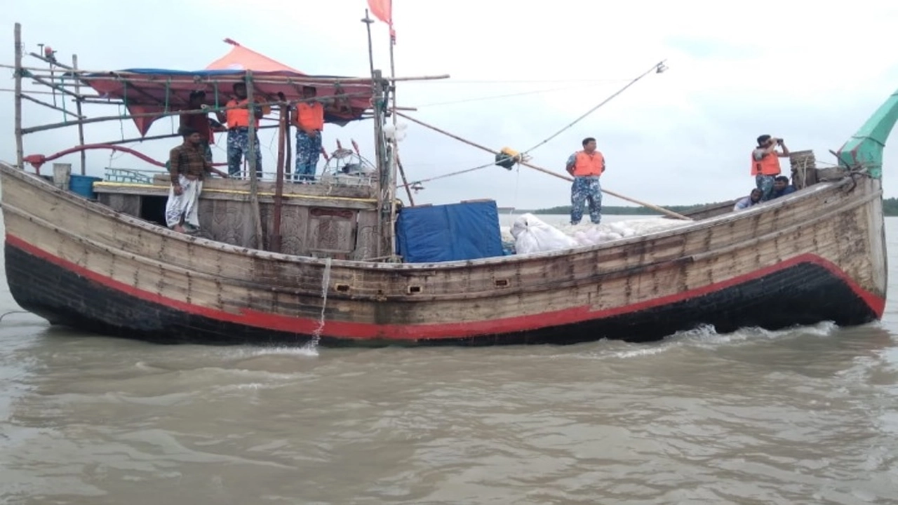 উদ্ধারে অভিযানে কোস্ট গার্ড দক্ষিণ জোনের সদস্যরা। ছবি : কালবেলা