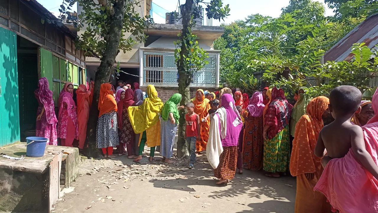 নিহতের বাড়িতে স্থানীয়দের ভিড়। ছবি : কালবেলা