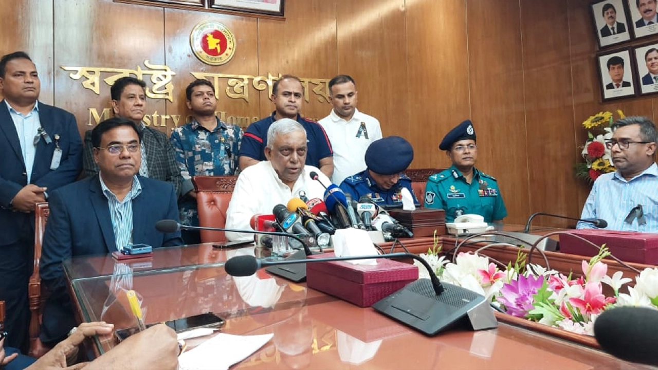 সচিবালয়ে মন্ত্রণালয় সভাকক্ষে সাংবাদিকদের ব্রিফ করেন স্বরাষ্ট্রমন্ত্রী। ছবি : সংগৃহীত