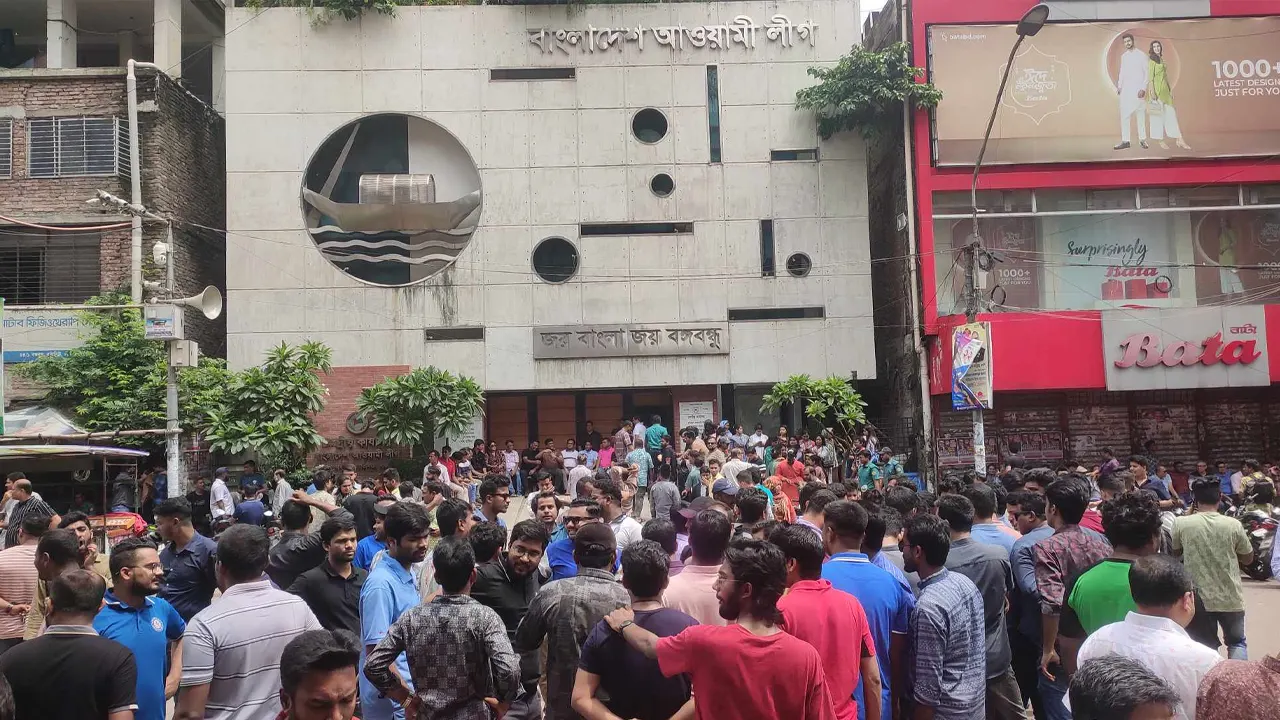 কেন্দ্রীয় কার্যালয়ের সামনে আওয়ামী লীগের নেতাকর্মীদের অবস্থান। ছবি : কালবেলা