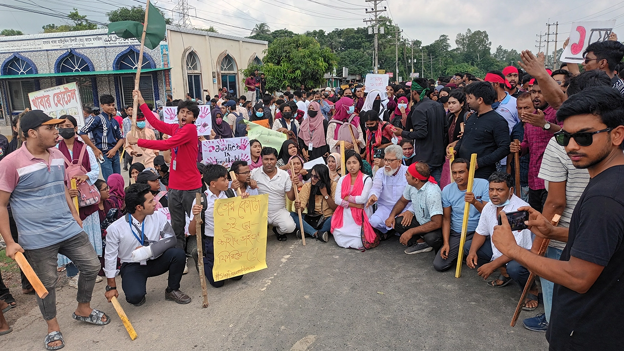 ঢাকা-আরিচা মহাসড়কে শিক্ষার্থীদের অবস্থান। ছবি : কালবেলা