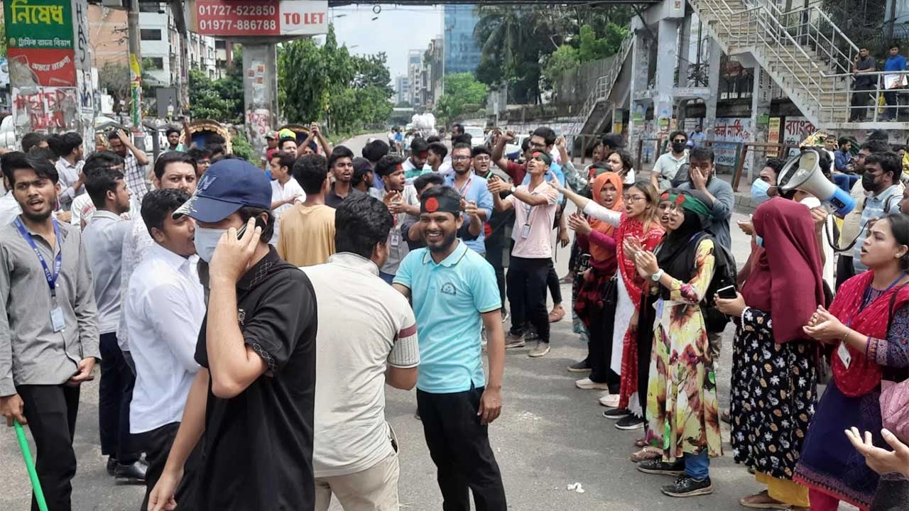 সায়েন্স ল্যাব মোড়ে আন্দোলনরত শিক্ষার্থীরা। ছবি : সংগৃহীত