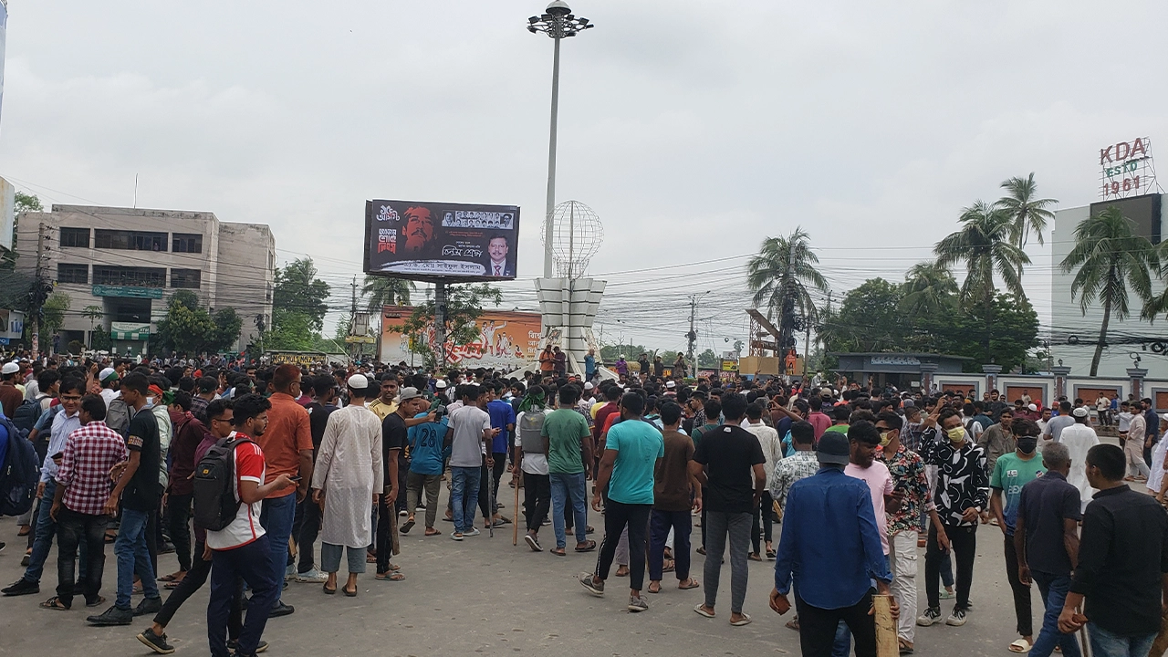 খুলনা শিববাড়ি মোড়ে আন্দোলনকারীদের অবস্থান। ছবি : কালবেলা