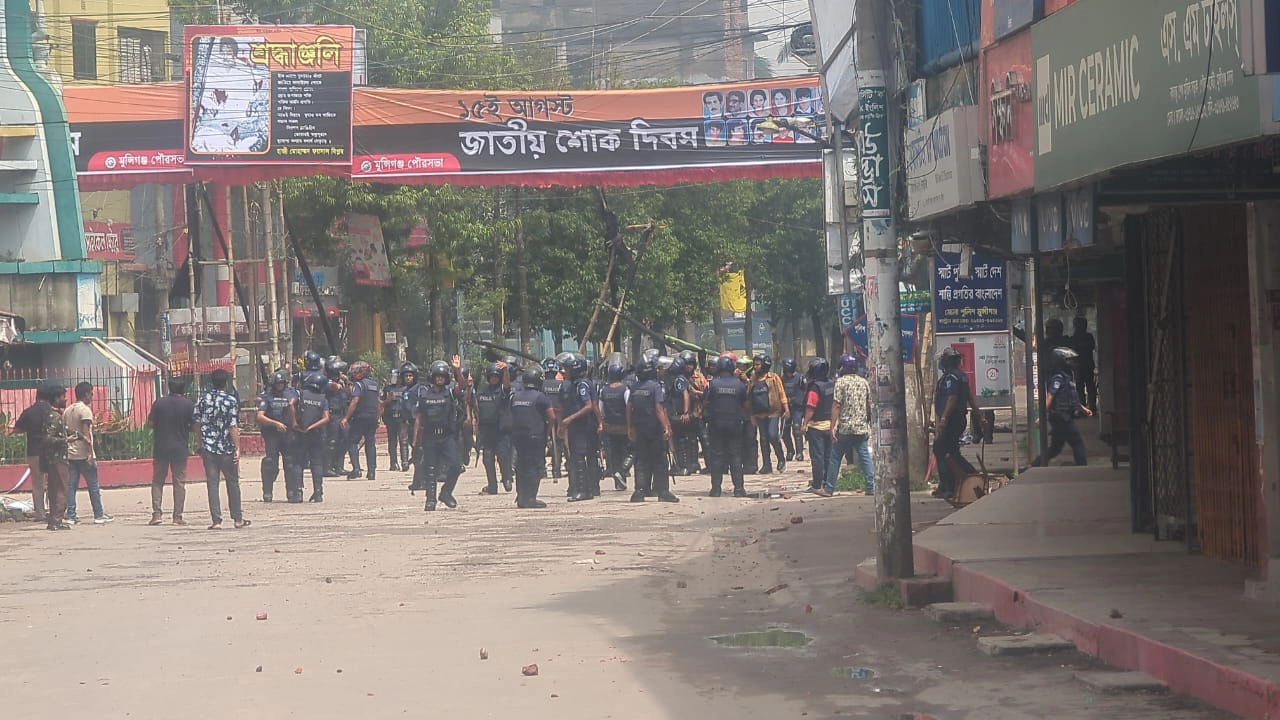 মুন্সীগঞ্জের থানারপুল চত্বরে পুলিশের অবস্থান। ছবি : কালবেলা
