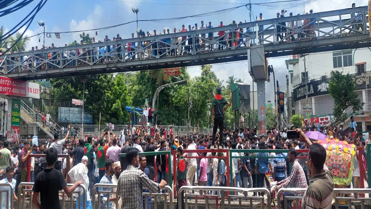 সায়েন্স ল্যাবে কোটা আন্দোলনকারীদের অবস্থান। ছবি : কালবেলা
