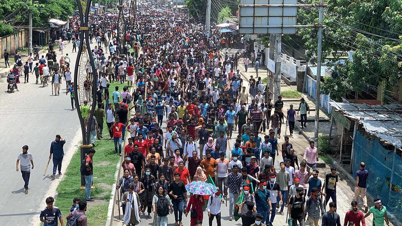 রাজশাহীতে বৈষম্যবিরোধী ছাত্র আন্দোলনের মিছিল। ছবি : কালবেলা