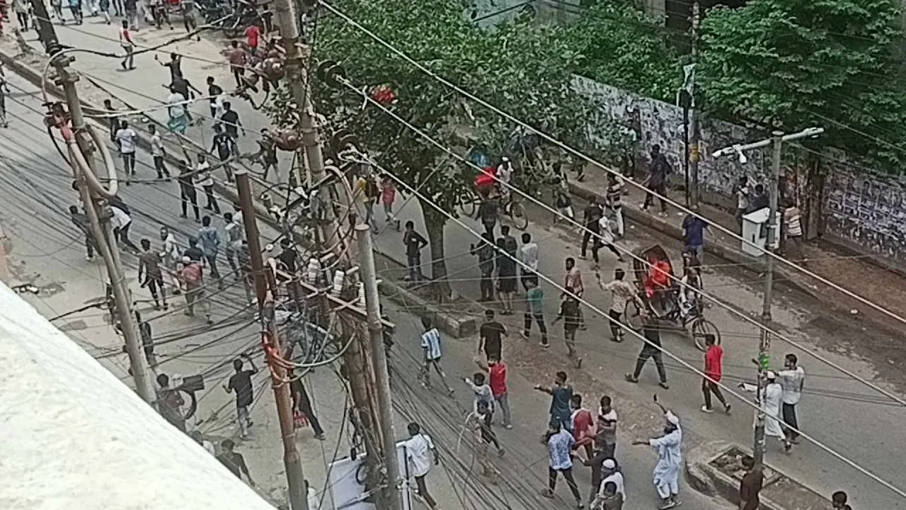 সিএমএম কোর্টের সামনে আন্দোলনকারীদের অবস্থান। ছবি : কালবেলা