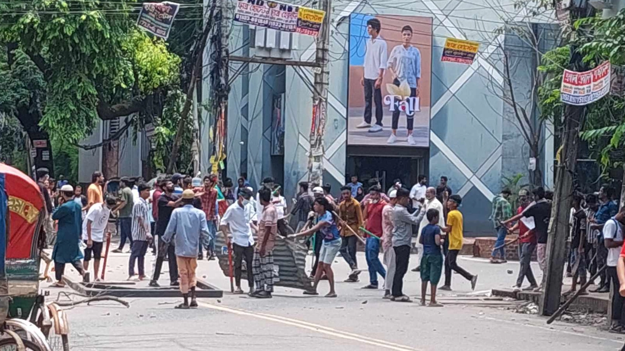 ধানমন্ডি ১ নম্বর স্টার কাবাবের সামনে আন্দোলনকারী এবং আওয়ামী লীগের মধ্যে ধাওয়া-পাল্টাধাওয়ার ঘটনা ঘটেছে। ছবি : কালবেলা