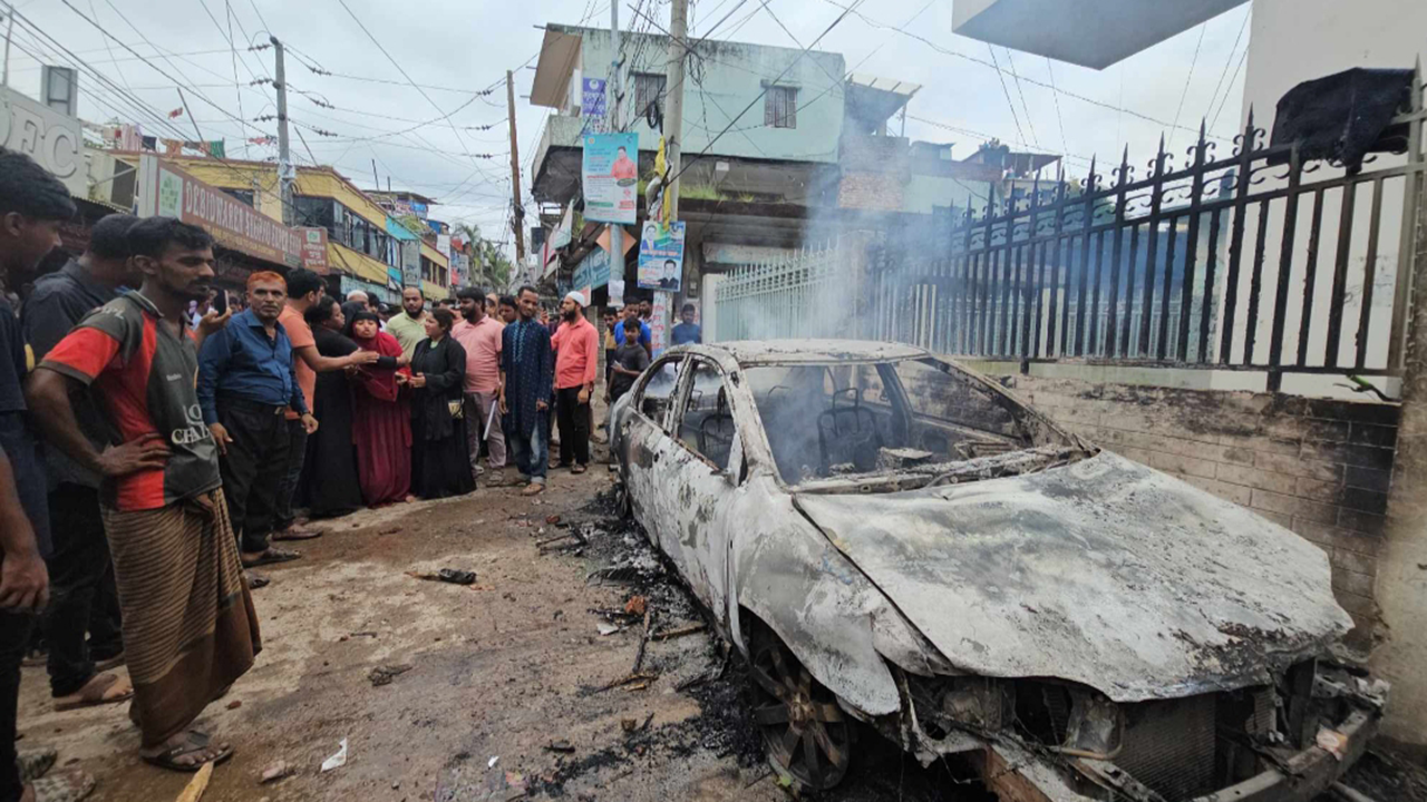 ইলিয়টগঞ্জ মহাসড়কে প্রাইভেটকারে আগুন