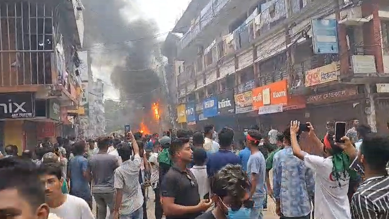 পাবনায় সড়কে আগুন জ্বালিয়ে অবস্থান নিয়েছে আন্দোলনকারীরা। ছবি : কালবেলা