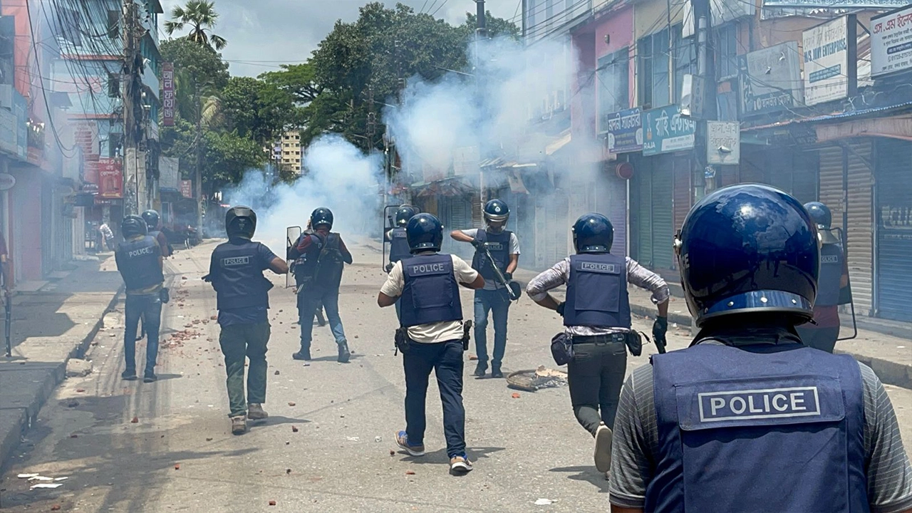 আন্দোলনকারীদের লক্ষ্য করে সিলেটে পুলিশের সতর্ক অবস্থান। ছবি : কালবেলা